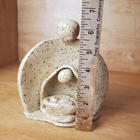 Handmade Ceramic Nativity. Artist Signed, Speckled Beige Holy Family Art. - Picture 6 of 6